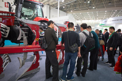 纽荷兰在2017中国国际农机展上首次展示全新的圆捆机以及康斯开尔品牌产品_农机通讯社